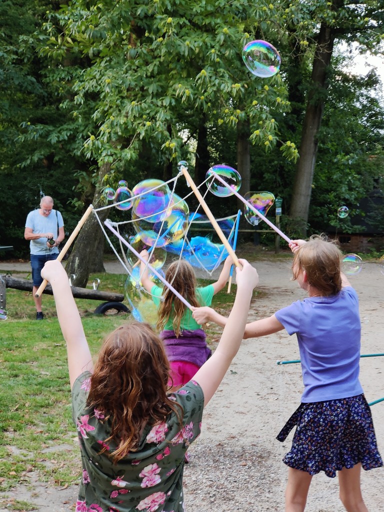Bellenblaas activiteit op camping Hummelo in de Achterhoek Bellenblaas activiteit op camping Hummelo in de Achterhoek